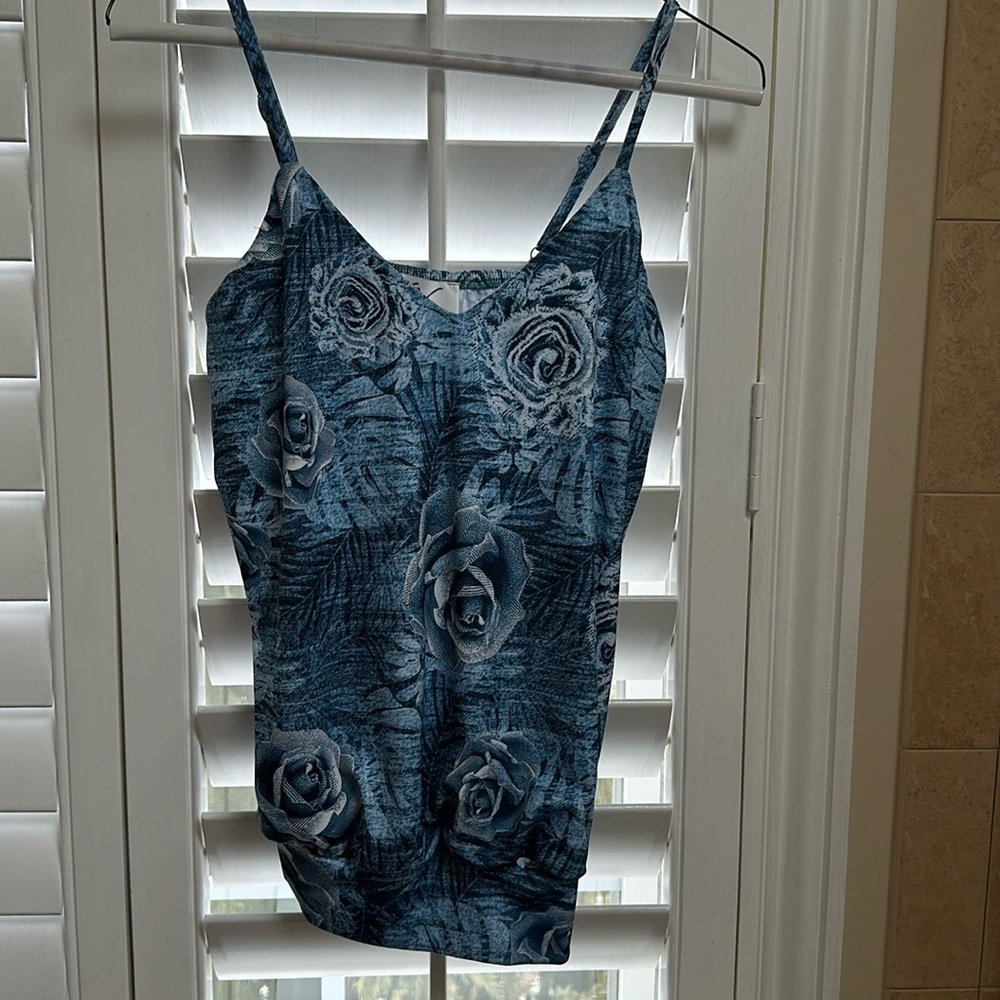 Vava blue floral banded bottom. Nwot